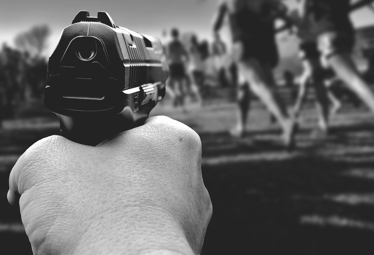 ręka trzymająca pistolet