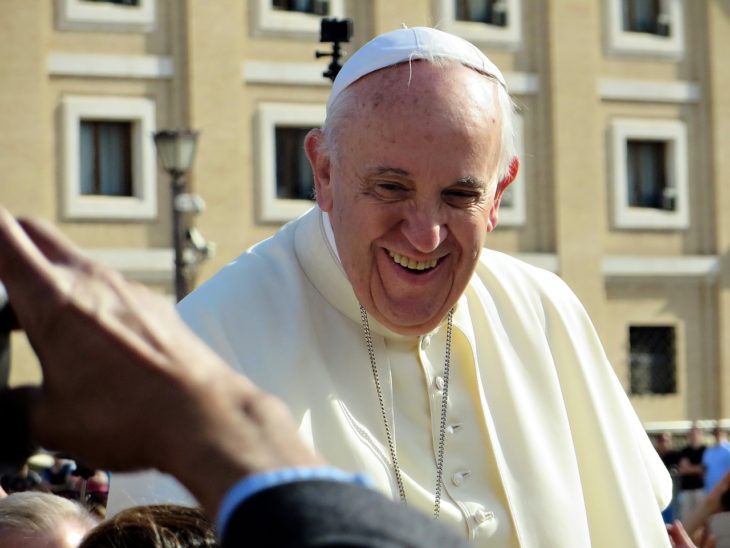 Papież Franciszek cichym mediatorem
