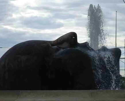 fontanna w kształcie leżącej głowy plującej wodą