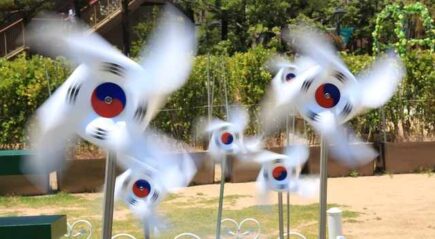 wiatraczki symbolizujące flagę Korei Pd
