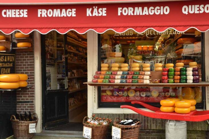 piękny kolorowy holenderski sklep z ogromną różnorodnością serów
